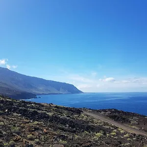 https://basic-en-suite-bedroom-by-the-sea.in-canary-islands.com